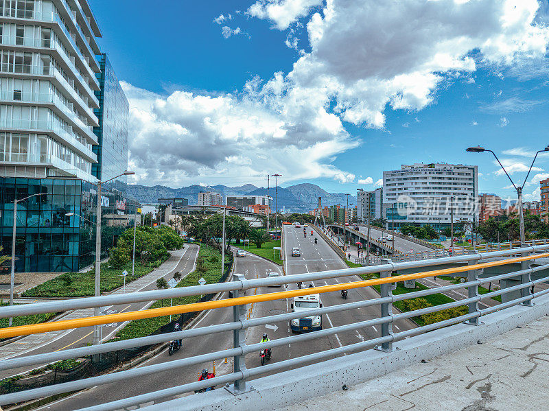 哥伦比亚波哥大——南美首都波哥大68号大道上La Esperanza大道上的桥，用移动设备拍摄的照片。背景:安第斯山脉